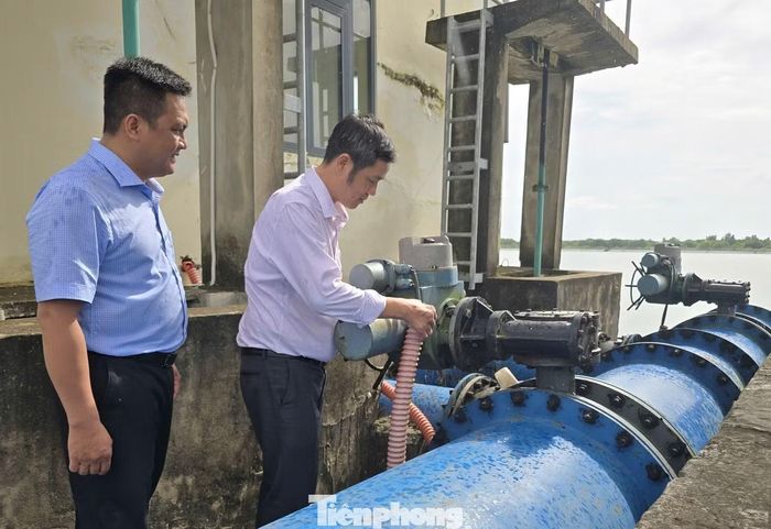Hồ trang bị cống lấy/xả nước kết hợp trạm bơm gồm 2 máy, công suất 2.500 m³/h/máy.
