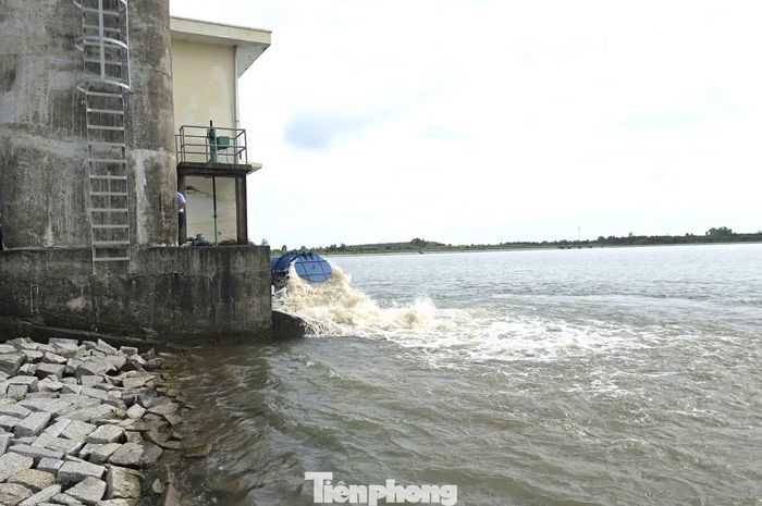 Thực hiện Chỉ thị mới đây của UBND TP Cần Thơ về bảo đảm an ninh nguồn nước và ứng phó hạn mặn thời gian tới, Sở Nông nghiệp và Môi trường thành phố yêu cầu đơn vị quản lý chủ động tích nước sớm và vận hành linh hoạt khi dự báo có nguy cơ cao xảy ra hạn hán, thiếu nước…