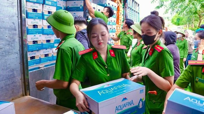 Với tinh thần 'Đoàn kết - Sẻ chia - Nghĩa tình', Đoàn Thanh niên và Hội Phụ nữ Trại giam Thủ Đức đã kêu gọi đoàn viên, hội viên chung tay đóng góp các nhu yếu phẩm thiết yếu gửi đến cán bộ, chiến sĩ tại Trại giam A2.