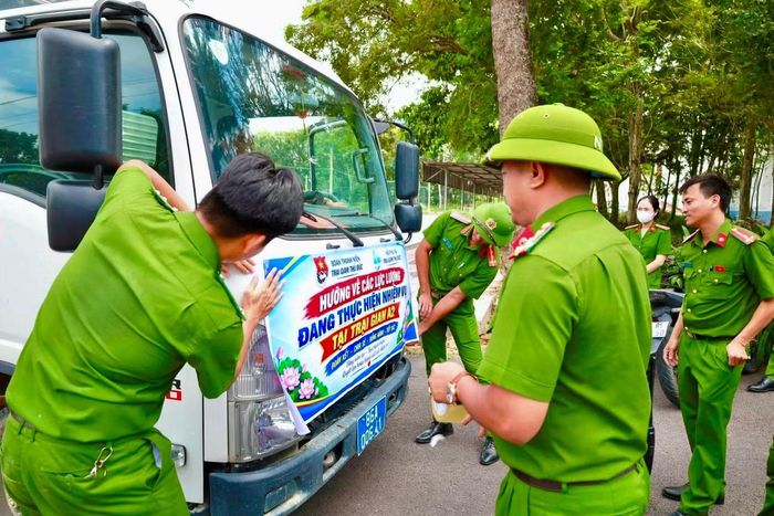 Những phần quà thiết thực không chỉ góp phần bảo đảm điều kiện sinh hoạt trong quá trình làm nhiệm vụ mà còn thể hiện tình cảm gắn bó và sự quan tâm giữa cán bộ, chiến sĩ các đơn vị.