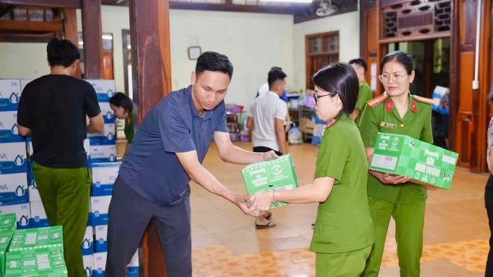 Sau vài ngày vận động, Trại giam Thủ Đức đã quyên góp được 600 thùng nước suối và 200 thùng sữa gửi đến cán bộ, chiến sĩ đang thực hiện nhiệm vụ truy bắt phạm nhân trốn trại tại Trại giam A2.