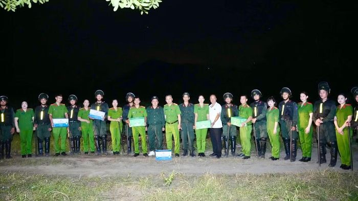 Các thùng sữa và nước suối đã được chuyển đến tận tay cán bộ, chiến sĩ đang thực hiện nhiệm vụ truy bắt phạm nhân trốn trại tại Trại giam A2.