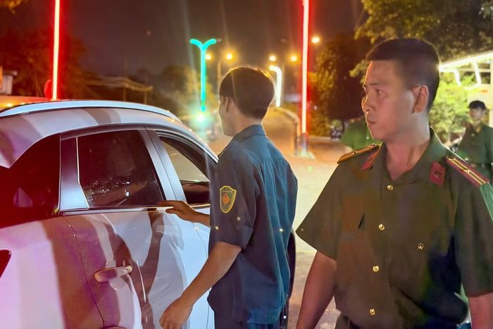 Tại khu vực hương lộ 39, đoạn qua cầu Phú Cốc, xã Diên Lâm, tổ công tác gồm cán bộ Trại giam A2, cảnh sát giao thông và lực lượng tham gia bảo vệ an ninh, trật tự ở cơ sở được bố trí chốt chặn, kiểm tra các phương tiện lưu thông. Còn trên tỉnh lộ 8 và những khu vực lân cận, lực lượng chức năng cũng rà soát, kiểm tra giấy tờ tùy thân đối với các trường hợp có dấu hiệu nghi vấn.
