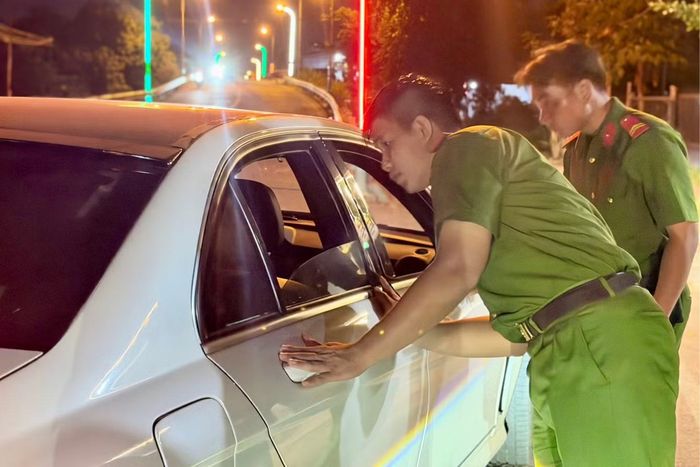 Các phương tiện như xe khách, xe tải, taxi và ô tô cá nhân đều được kiểm tra chặt chẽ.