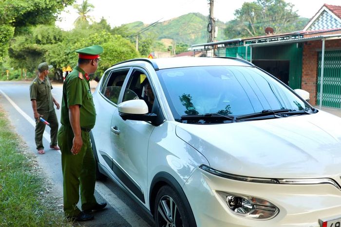  Tại đèo Khánh Lê, lực lượng chức năng bố trí 6 chốt kiểm soát, kéo dài từ đỉnh đèo đến tuyến quốc lộ 27C, đoạn giáp ranh khu vực Nha Trang. Trong khi đó, tại đèo Phượng Hoàng có một chốt được bố trí ngay khu vực đèo, cùng nhiều chốt kiểm soát lân cận. 