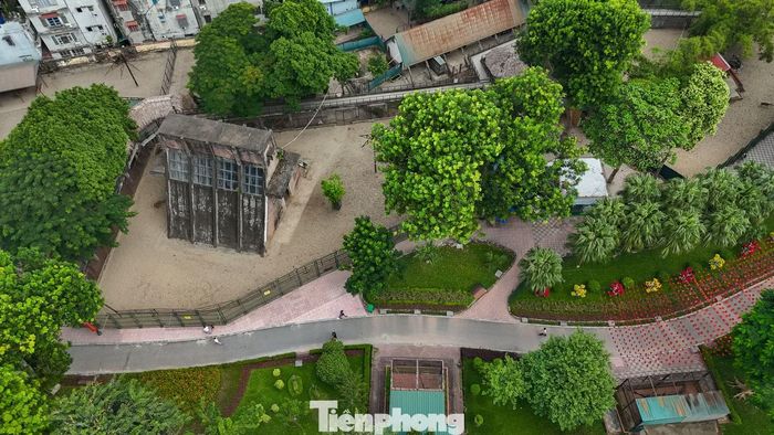 Một hạng mục gây chú ý trong phương án là khu thủy sinh rộng khoảng 1.650 m2 dự kiến bố trí ngầm dưới lòng hồ. Theo ý tưởng “Hai thế giới – Một hành trình”, khách tham quan sẽ đi giữa hai khu mô phỏng sinh cảnh nước ngọt và sinh cảnh biển.