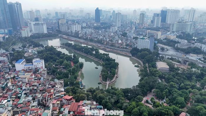 Công viên Thủ Lệ (phường Giảng Võ, Hà Nội) được đưa vào hoạt động giai đoạn 1975-1976. Suốt 50 năm qua, công viên là điểm vui chơi của nhiều gia đình vào các dịp cuối tuần, lễ, Tết.