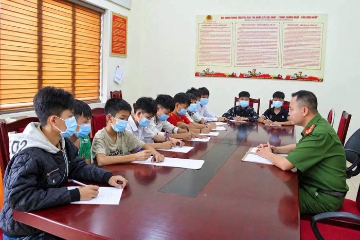 Công an xã Bảo Thắng triệu tập các thiếu niên có liên quan đến làm việc. Ảnh: CACC