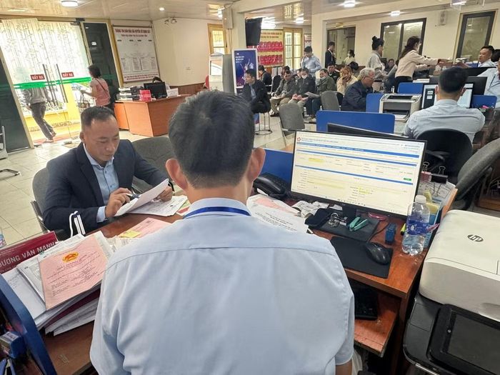 Cán bộ Trung tâm hành chính công xử lý thủ tục đất đai cho người dân.