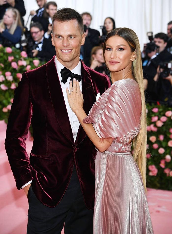 Brady kết hôn với siêu mẫu Gisele Bündchen năm 2009 và hai người hoàn tất ly hôn vào năm 2022 sau 13 năm chung sống. Họ có hai con chung. Sự nổi tiếng của Gisele cùng lịch sử hôn nhân với Brady khiến mọi thông tin tình cảm mới của cựu cầu thủ dễ trở thành tâm điểm truyền thông. Tuy nhiên, chưa có bằng chứng cho thấy Gisele trực tiếp liên quan đến bất đồng giữa Candice và Joan. Ảnh: Getty Images.