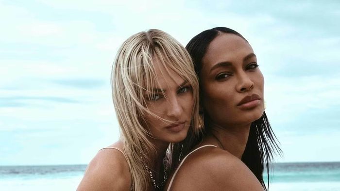 Candice Swanepoel và Joan Smalls được cho là đã duy trì tình bạn khoảng 15 năm, từ những ngày cùng hoạt động trong làng mẫu quốc tế đến khi trở thành những gương mặt quen thuộc của Victoria’s Secret. Cả hai nhiều lần xuất hiện bên nhau trong các sự kiện thời trang, chia sẻ khoảnh khắc thân thiết và cùng hợp tác trong các chiến dịch quảng cáo. Năm 2025, họ tiếp tục góp mặt trong chiến dịch của Anne Klein tôn vinh tình bạn. Quãng thời gian gắn bó lâu dài khiến tin đồn hai siêu mẫu rạn nứt trở thành chủ đề gây chú ý. Ảnh: SI Swimsuit.