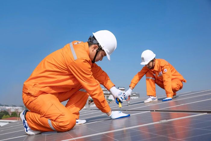Chỉ thị 10 đặt mục tiêu hằng năm có khoảng 10% cơ quan công sở và 10% hộ gia đình trên cả nước lắp đặt, sử dụng điện mặt trời mái nhà tự sản xuất, tự tiêu thụ; hoặc phấn đấu tổng công suất phát triển đạt 20% công suất lắp đặt trong kế hoạch phát triển điện mặt trời mái nhà giai đoạn 2026-2030 của các địa phương.