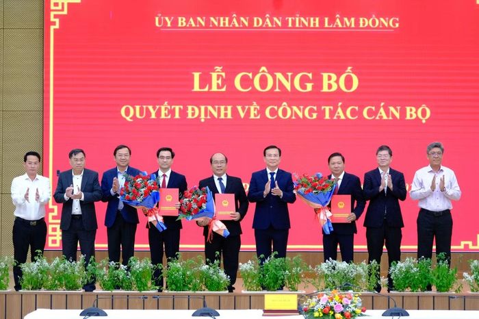 Lãnh đạo tỉnh Lâm Đồng trao các quyết định điều động và bổ nhiệm cán bộ.