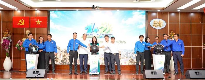 Đại diện Đoàn Thanh niên EVN và các đại biểu thực hiện nghi thức phát động chương trình “1+2”, khuyến khích người dân lắp đặt điện mặt trời mái nhà.