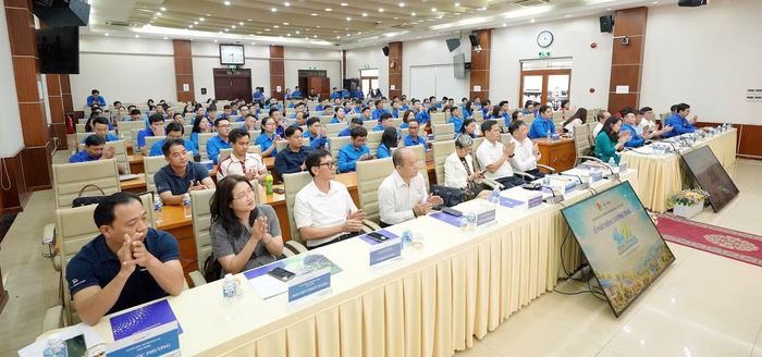 Đông đảo đoàn viên, thanh niên EVN hưởng ứng chương trình phát triển điện mặt trời mái nhà.