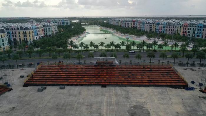 Việc thi công sân khấu chung kết Hoa hậu Việt Nam 2026 bắt đầu từ ngày 26/10. Tại khu vực sân khấu, hệ giàn giáo được lắp dựng thành nhiều lớp, với các khối cao thấp khác nhau. Những cấu kiện tiếp tục được tập kết để phục vụ quá trình lắp đặt.