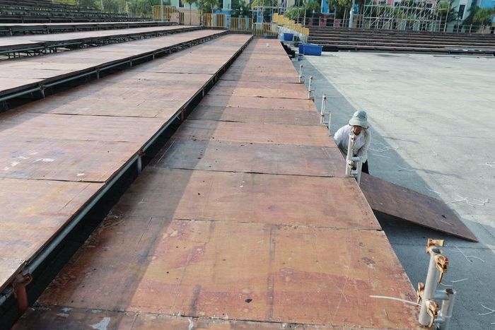 Khu vực khán đài được ghép thành nhiều tầng bậc, hướng về không gian biểu diễn. Các tấm ván được đặt trên hệ khung kim loại, tạo mặt sàn cho từng dãy. Xung quanh khán đài, một số đoạn lan can đã được lắp đặt.