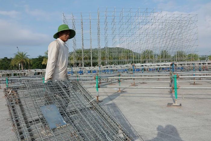  Chia sẻ với PV Tiền Phong, tổng đạo diễn Trần Tú cho biết theo ý tưởng thiết kế, sân khấu mang tên Dệt miền thanh xuân, lấy cảm hứng từ vẻ đẹp người phụ nữ Việt Nam và nghệ thuật dệt lụa truyền thống. Hình tượng lụa được thể hiện qua những đường cong mềm, các lớp kiến trúc đan cài, mở rộng từ khu vực trung tâm sang hai phía. 