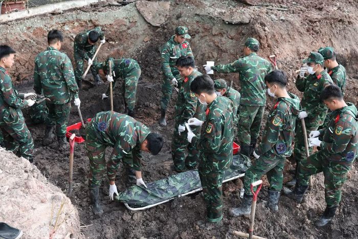 Cán bộ, chiến sĩ TPHCM thực hiện nhiệm vụ quy tập hài cốt liệt sĩ tại Công viên Lê Thị Riêng.