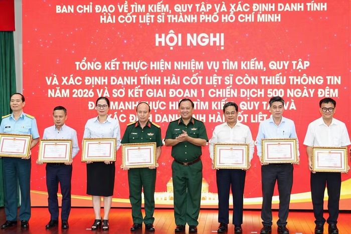 Lãnh đạo TPHCM trao bằng khen biểu dương sự đóng góp tích cực của các tập thể, cá nhân trong công tác tìm kiếm, quy tập và xác định danh tính hài cốt liệt sĩ. Ảnh: Ngô Tùng