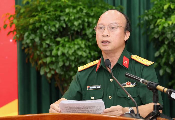 Đại tá Nguyễn Đình Chuẩn báo cáo tại hội nghị. Ảnh: Ngô Tùng