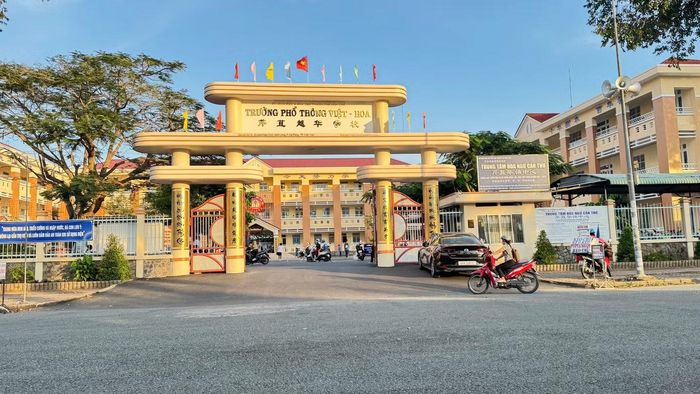 Trường Phổ thông Việt - Hoa ở phường Cái Răng, TP Cần Thơ, nơi xảy ra vụ việc giáo viên nước ngoài bạo lực với học sinh.