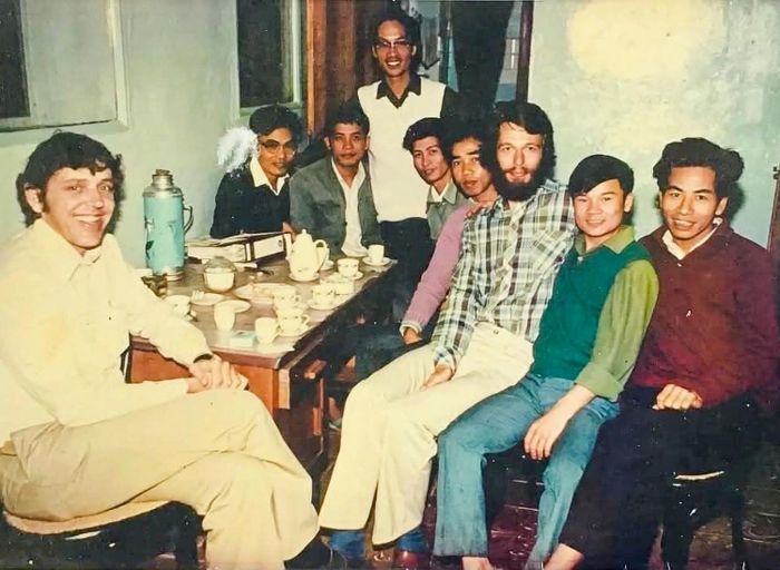  Các thành viên Phòng thí nghiệm Vi điện tử, Trường Đại học Bách khoa Hà Nội cùng chuyên gia Hà Lan năm 1977. (Ảnh: Tư liệu của GS Phùng Hồ) 