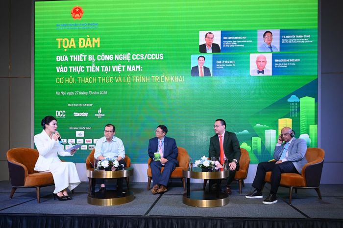 Các chuyên gia trao đổi tại Hội thảo“Công nghệ thu giữ, sử dụng và lưu trữ CO₂ (CCUS): Giải pháp thúc đẩy Net Zero tại Việt Nam” sáng 27/10.