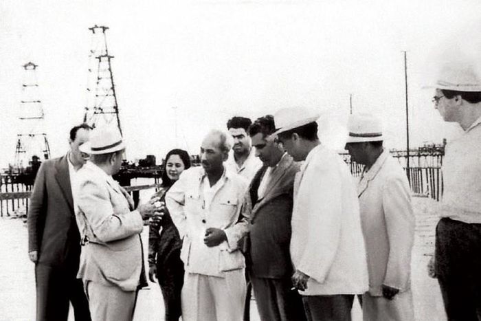 Chủ tịch Hồ Chí Minh trong chuyến thăm Khu công nghiệp dầu lửa Baku (Azerbaijan) năm 1959. Ảnh tư liệu
