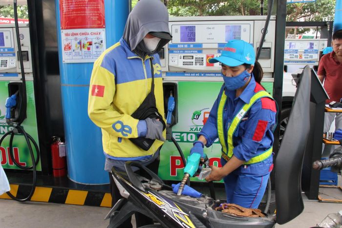 Xăng E10RON95-III tăng lên hơn 25.700 đồng/lít. (Ảnh minh họa)