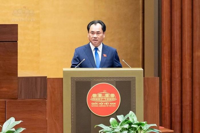Bộ trưởng Bộ Nông nghiệp và Môi trường Trịnh Việt Hùng giải trình tại Quốc hội.
