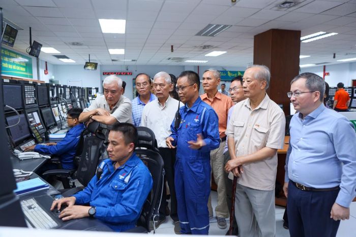 Đoàn công tác Hội DKVN tham quan, trao đổi về tình hình hoạt động của NMLD Dung Quất.