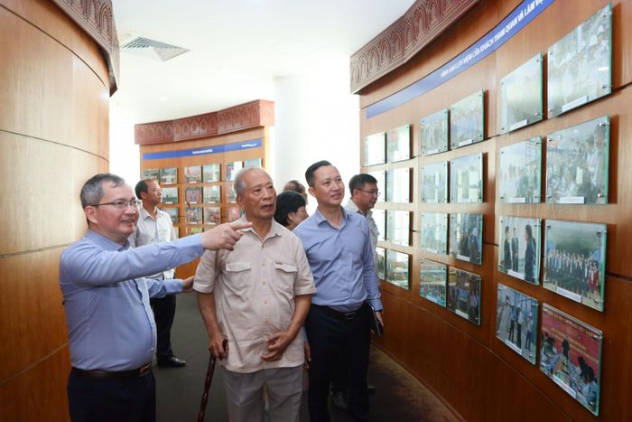 Ông Trần Ngọc Cảnh - nguyên Tổng Giám đốc PETROVIETNAM tham quan và ôn lại những kỷ niệm trong quá trình hình thành và phát triển của BSR.