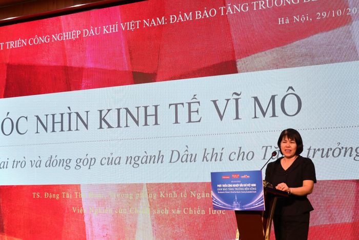 Theo TS Đặng Thu Hoài, ngành dầu khí có đóng góp rộng lớn đối với nền kinh tế, từ bảo đảm nguồn cung năng lượng, cung cấp nguyên liệu cho sản xuất đến đóng góp ngân sách, tạo việc làm và phát triển kinh tế biển.