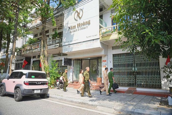 Lực lượng Công an đến từng khu dân cư, hỗ trợ người dân đổi giấy phép lái xe sang thẻ PET.