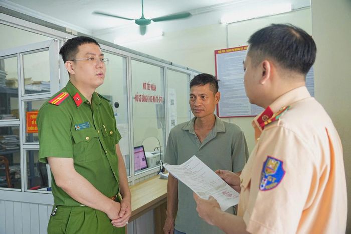 Thiếu tá Hoàng Đức Nghĩa, Phó Trưởng Công an phường Móng Cái 1 thông tin về kết quả chuẩn hóa dữ liệu giấy phép lái xe trên địa bàn