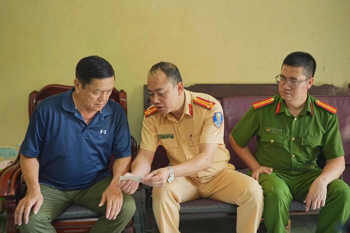 Lực lượng Công an trực tiếp hỗ trợ người dân thực hiện các thủ tục chuyển đổi giấy phép lái xe tại khu dân cư.