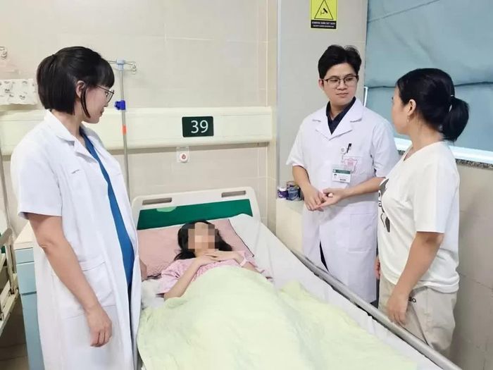 Sau ca phẫu thuật nữ sinh 21 tuổi hồi phục nhanh, ThS.BSNT. Lê Thiệu Quyết tư vấn cho người bệnh và gia đình (Ảnh:Bệnh viện Bạch Mai ).