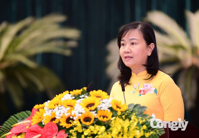 Ủy viên Thường trực HĐND, Trưởng ban Pháp chế HĐND Thành phố Phạm Quỳnh Anh trình bày báo cáo thẩm tra các dự thảo nghị quyết thuộc lĩnh vực pháp chế tại Kỳ họp thứ sáu HĐND khóa XI.