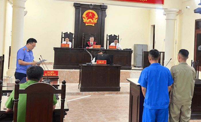 Phiên tòa xét xử 2 đối tượng tổ chức sử dụng ma túy tại nhà (ảnh: Văn Tiến).