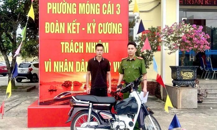 Công an phường Móng Cái 3 trao trả chiếc xe mô tô cho anh Vũ Thiệu Đức.