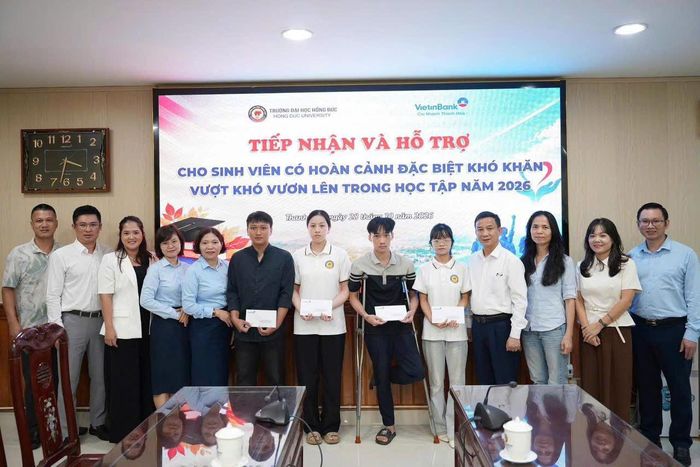 Trao học bổng cho sinh nghèo vượt khó