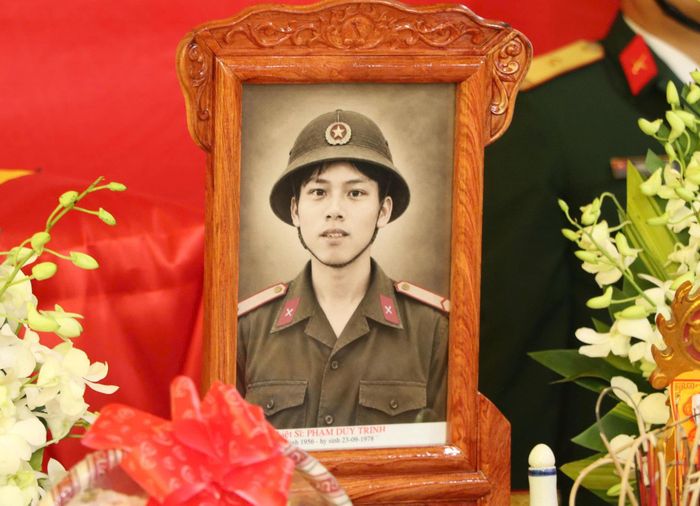 Hài cốt liệt sĩ Phạm Duy Trinh được an táng tại Nghĩa trang liệt sĩ thành phố Vinh (Nghệ An), khép lại hành trình gần nửa thế kỷ nằm lại nơi chiến trường.