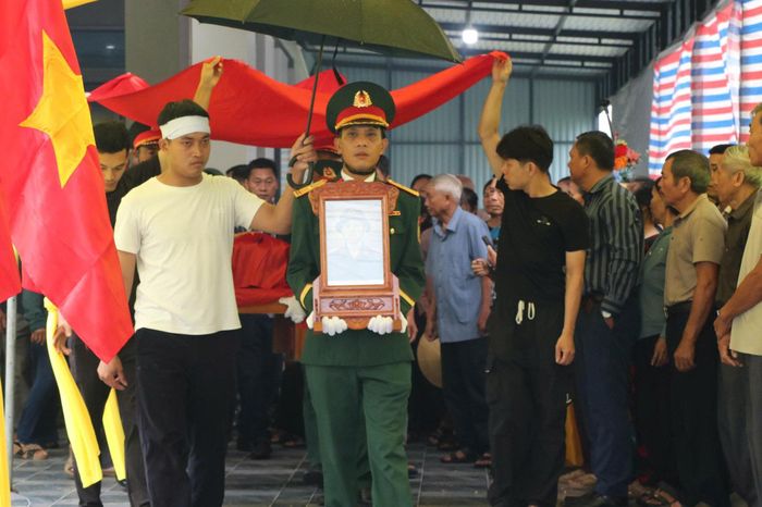 Sau gần 48 năm nằm lại nơi chiến trường, hài cốt liệt sĩ Phạm Duy Trinh đã được gia đình đón về quê hương.