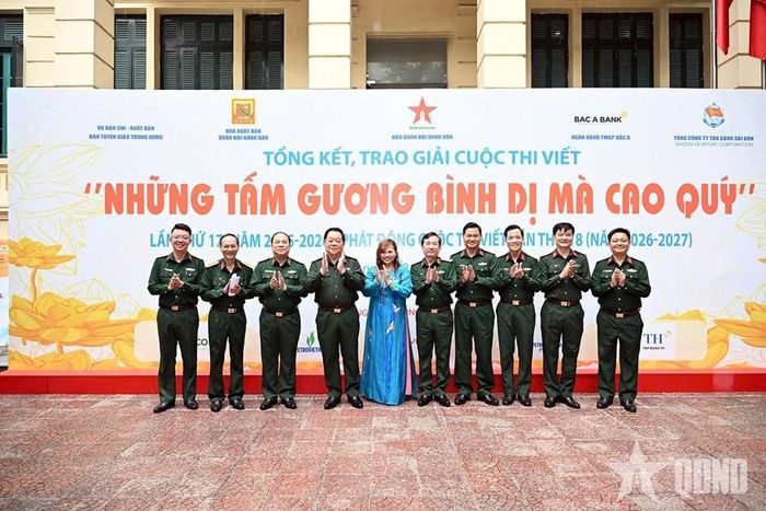 Đại tướng Nguyễn Trọng Nghĩa, Chủ nhiệm Tổng cục Chính trị chụp ảnh chung cùng các đại biểu.