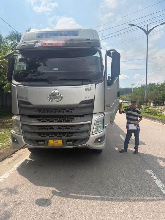 CSGT dừng phương tiện, làm việc và lập biên bản vi phạm hành chính đối với anh L.V.H vừa lái xe đầu kéo vừa dùng điện thoại (Ảnh: Cục CSGT).