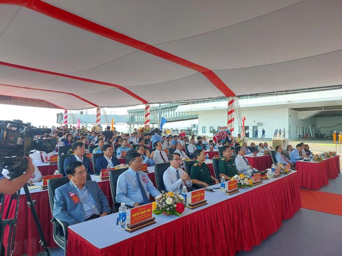 Các đại biểu tham dự lễ Khánh thành đường băng số 2 sân bay Phù Cát.