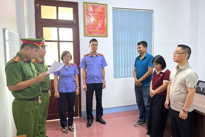 Tống đạt quyết định khởi tố bị can và lệnh bắt bị can để tạm giam đối với Hoàng Kim Vy, Hoàng Thị Lý và Đào Thanh Hải. Ảnh: Công an tỉnh Lạng Sơn