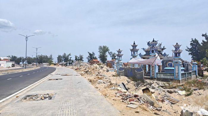 Hàng ngàn ngôi mộ ở phường Thuận An vừa được di dời để làm công viên văn hóa đa năng biển. Ảnh: N.D