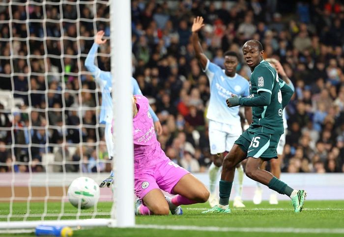 Bất ngờ xảy đến ở phút 30, Yalcouye thoát xuống dứt điểm tung lưới Man City